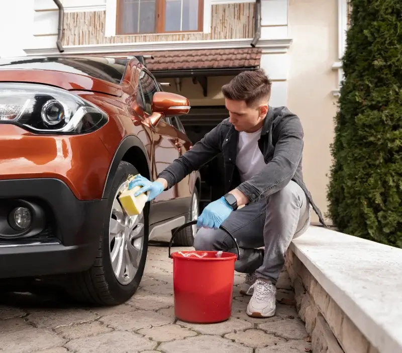Lavage auto à domicile Étoile-sur-Rhône : professionnel intervenant sur un véhicule